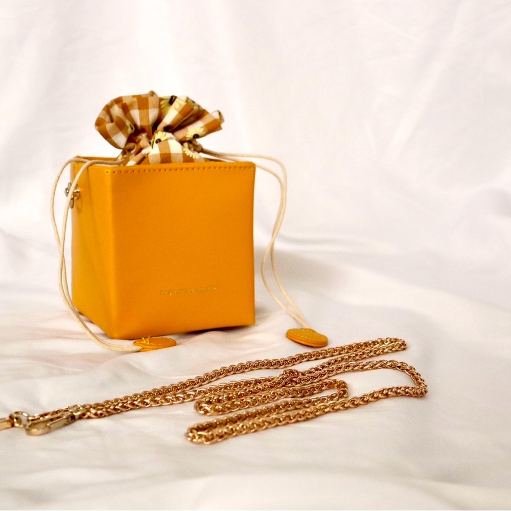 Clutch accent handbag